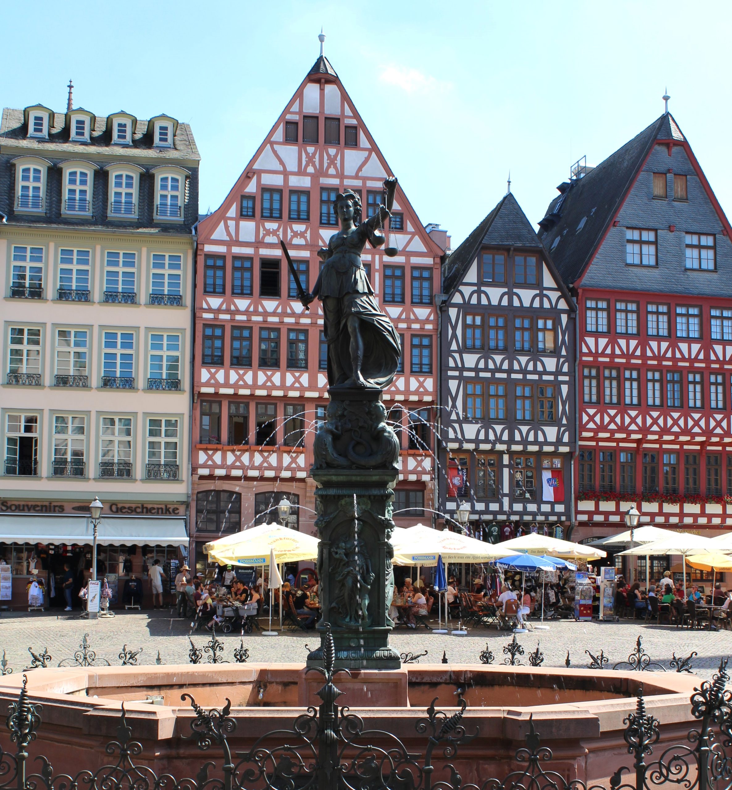 #FrankfurtamMain #Straßenbahnlinie11 #Römer #Justitia #Justitiabrunnen #Römerberg #Altstadt #Gerechtigkeitsbrunnen #Justitia-Brunnen